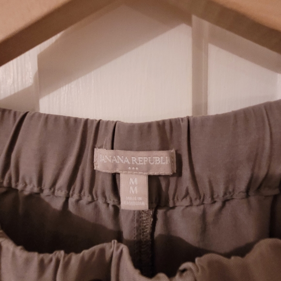 Banana Republic army green casual pant. Size M. - Picture 4 of 7